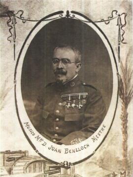 Fotografia del músic major de la banda del Regiment d'Infanteria Biscaia número 51 d'Alcoi. Junt a la imatge ròtul "Músico Mayor don Juan Benlloch Mestre". Font: Revista "Capitán moro", Alcoi, 1996, p. 30